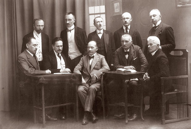 Image - The Senate of the Lviv (Underground) Ukrainian University: sitting (l-r): M. Korduba, M. Panchyshyn, V. Shchurat, I. Kurovets, Maksym Levytsky; standing (l-r): I. Rakovsky, V. Verhanovsky, R. Kovshevych, M. Muzyka, M. Vakhnianyn.